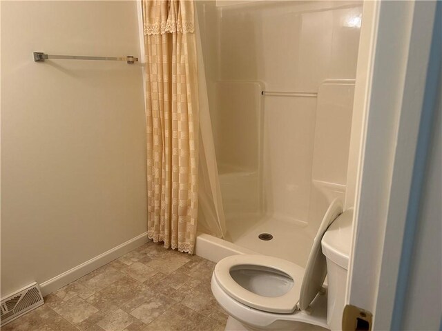 607 Crestview Ln, Lower Burrell, PA 15068 - full bath featuring toilet, curtained shower, and baseboards