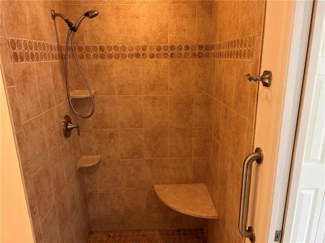 607 Crestview Ln, Lower Burrell, PA 15068 - bathroom featuring a tile shower
