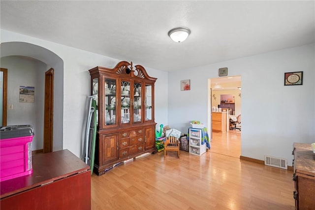 500 Kinsman Rd, Green Twp, PA 16134 - dining space with arched walkways and light wood-style flooring