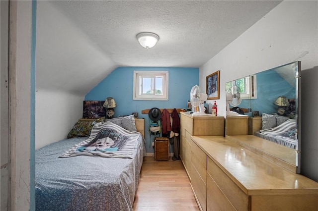 500 Kinsman Rd, Green Twp, PA 16134 - bedroom with light wood-type flooring, a textured ceiling, and vaulted ceiling