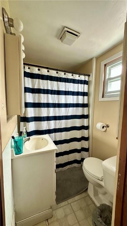 820-822 Main St, Springdale Twp, PA 15049 - full bath with toilet, vanity, tile patterned flooring, and a shower with curtain
