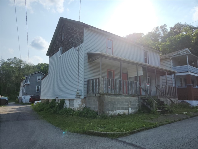 54 Elm St, Natrona Hts/Harrison Twp, PA 15065 - view of front of property featuring covered porch