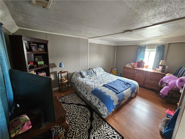 105 Longfellow St, Vandergrift Wml, PA 15690 - bedroom featuring a textured ceiling, wood finished floors, crown molding, and lofted ceiling