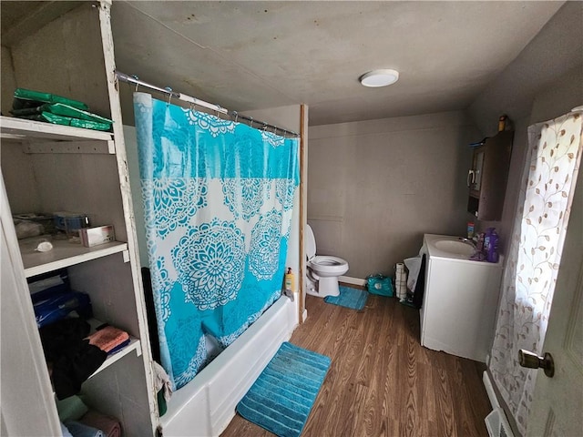 105 Longfellow St, Vandergrift Wml, PA 15690 - bathroom with vanity, wood finished floors, and shower / bath combo with shower curtain