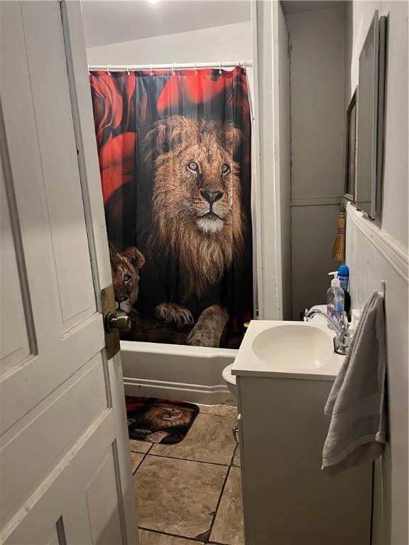 907 E Washington St, New Castle/4Th, PA 16101 - bathroom featuring vanity and toilet