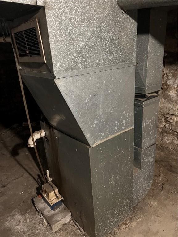 907 E Washington St, New Castle/4Th, PA 16101 - basement view of heating unit