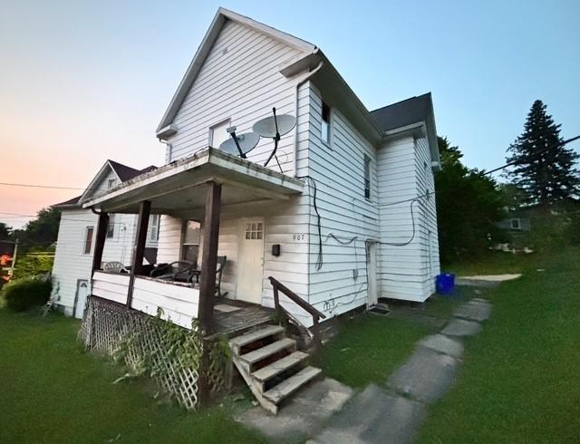 907 E Washington St, New Castle/4Th, PA 16101 - view of front of home featuring a porch and a yard