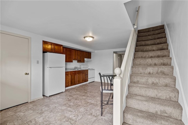435 Walde St, Mount Oliver, PA 15210 - staircase with baseboards