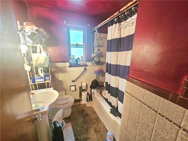 4717 Coleridge St, Stanton Heights, PA 15201 - full bathroom featuring tile walls, shower / bath combo, and wainscoting
