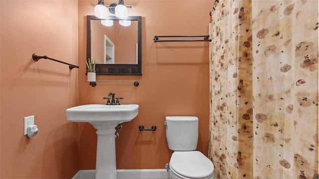 1451 Keystone St, Natrona Hts/Harrison Twp, PA 15065 - bathroom with toilet and curtained shower