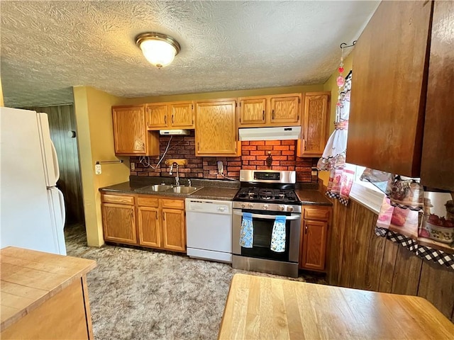 1974 Tara Dr, North Huntingdon, PA 15642 - kitchen featuring white appliances, under cabinet range hood, dark countertops, a textured ceiling, and light colored carpet