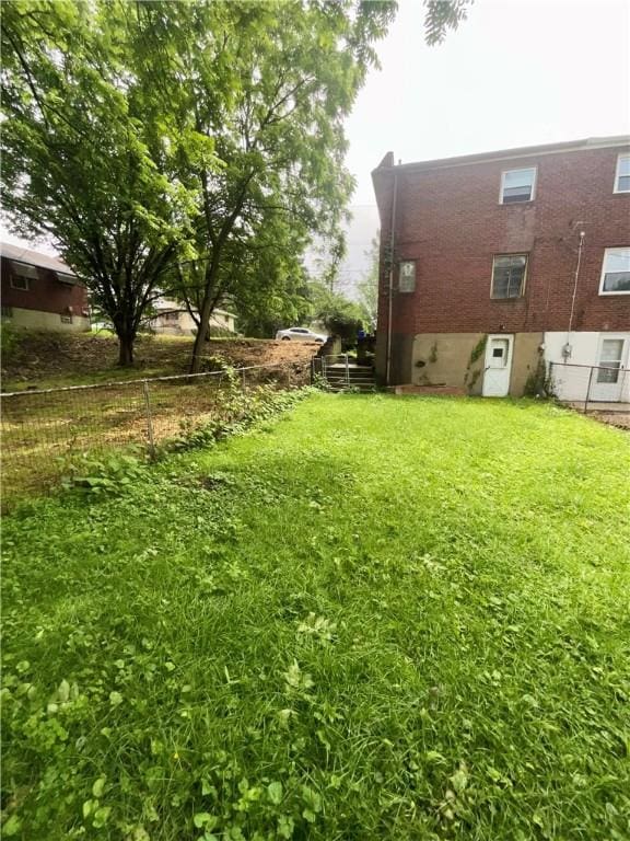 242 Chester Ave, Perry Hilltop, PA 15214 - view of yard