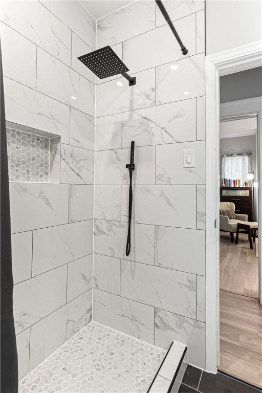 5719 Hobart St, Squirrel Hill, PA 15217 - ensuite bathroom featuring a tile shower