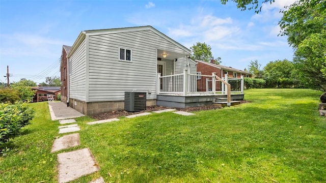 5330 Cox Ave, Lincoln Place, PA 15207 - back of property with a deck and a yard