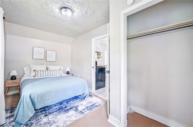 209 George St, Farrell, PA 16121 - bedroom featuring a textured ceiling and a closet