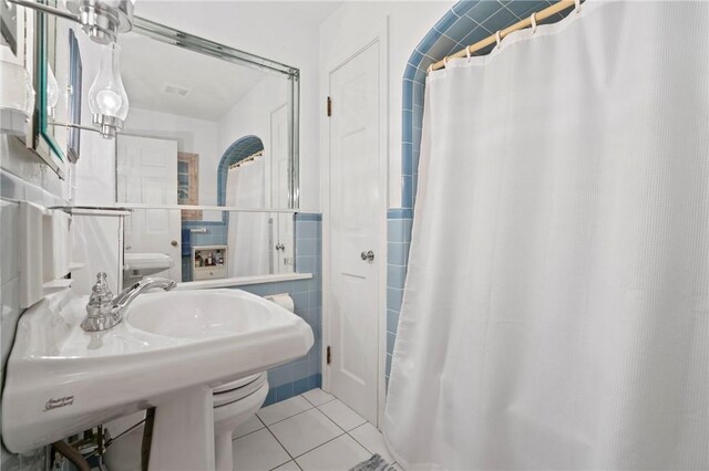 517 Keystone Dr, New Kensington, PA 15068 - full bath featuring tile patterned flooring, a shower with shower curtain, and tile walls