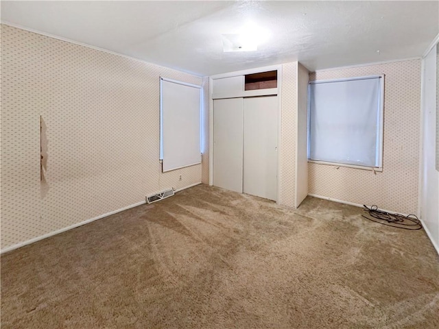 950 9th St, Taylor Twp, PA 16160 - unfurnished bedroom featuring carpet, a closet, and wallpapered walls