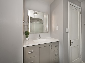 6656 Wilkins Ave, Squirrel Hill, PA 15217 - bathroom with vanity