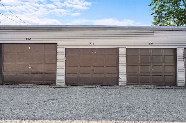 158 Jamestown Ct, Pittsburgh, PA 15216 - view of garage