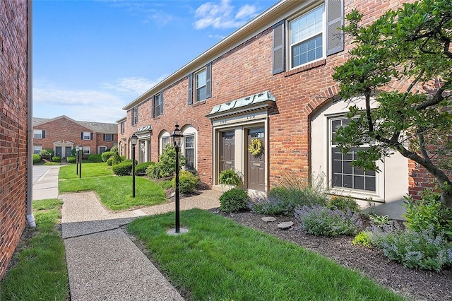 158 Jamestown Ct, Pittsburgh, PA 15216 - view of front of house featuring a front lawn, brick siding, and a residential view