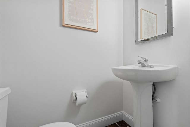 158 Jamestown Ct, Pittsburgh, PA 15216 - half bath with toilet and baseboards