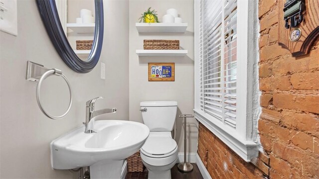 422 S Lang Ave, Point Breeze, PA 15208 - half bath featuring toilet and baseboards