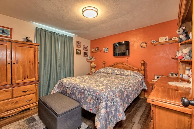 354 Moween Rd, Loyalhanna, PA 15681 - bedroom with dark wood-style floors and a textured ceiling