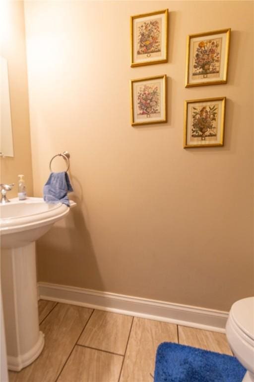 1010 Country Club Rd, Penn Twp Wml, PA 15644 - half bath featuring toilet and baseboards