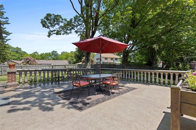 899 Old Thorn Run Rd, Moon/Crescent Twp, PA 15108 - fenced backyard with a patio area and outdoor dining area