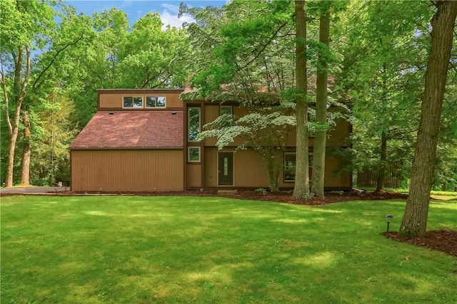 1259 Lakevue Dr, Penn Twp, PA 16001 - back of property with a lawn