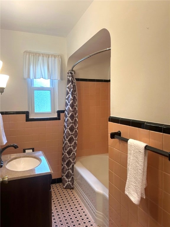 1006 Grandview Ave, Ross Twp, PA 15237 - full bathroom featuring tile walls, wainscoting, vanity, and shower / bath combo