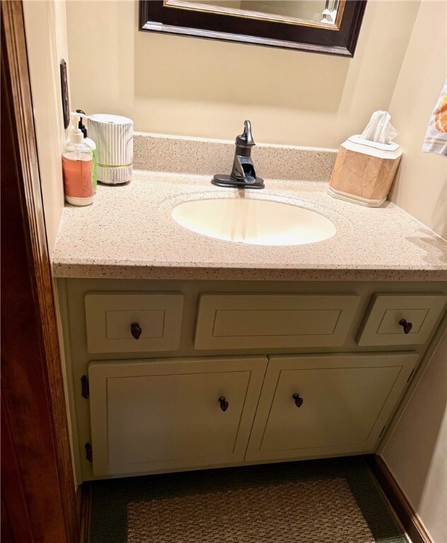 32 Dunham Dr, Hempfield Twp Wml, PA 15601 - bathroom featuring vanity