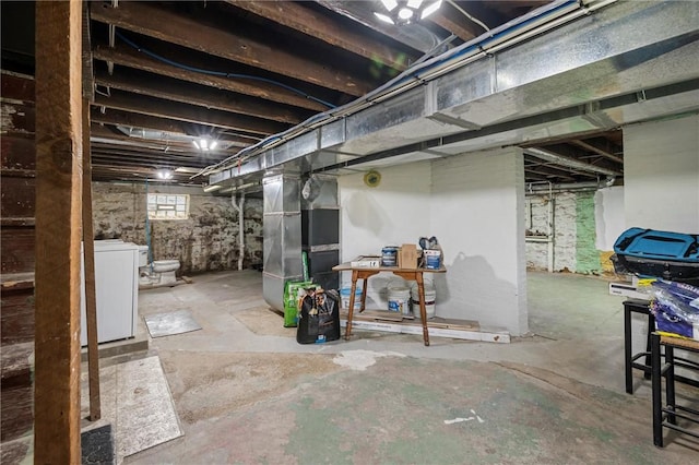 943 State Route 66, Gilpin Twp, PA 15690 - basement with washer / clothes dryer and heating unit