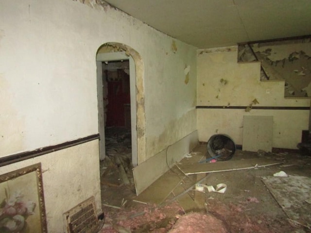 9431 Glendale Rd, Penn Hills, PA 15235 - unfurnished living room with arched walkways