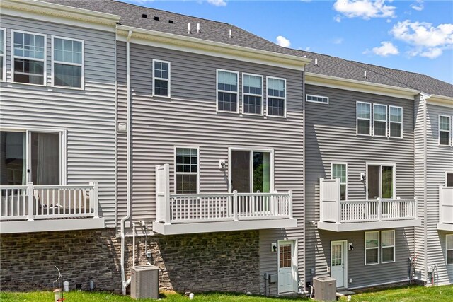136 Sweetwater Dr, Moon/Crescent Twp, PA 15108 - back of house