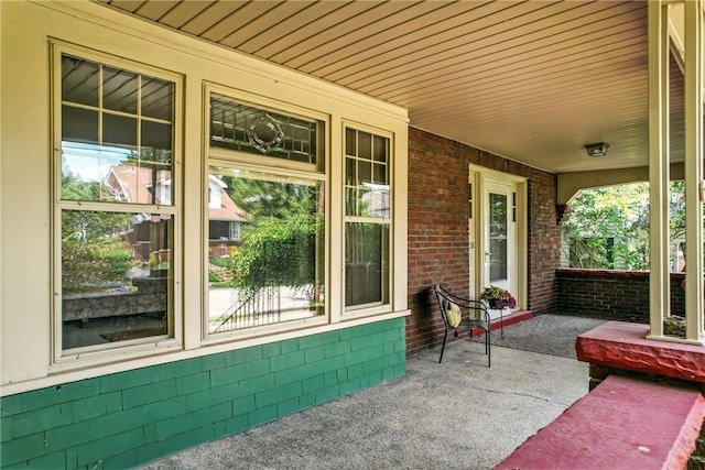 946 Alcoma St, Sharon, PA 16146 - view of covered porch