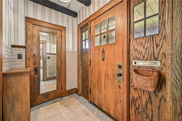 946 Alcoma St, Sharon, PA 16146 - doorway with wallpapered walls