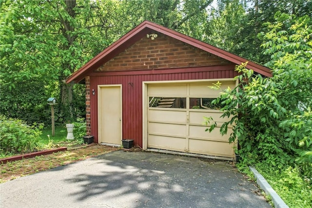 946 Alcoma St, Sharon, PA 16146 - detached garage with driveway