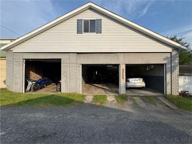 203 10th, St, PA 15963 - garage featuring driveway