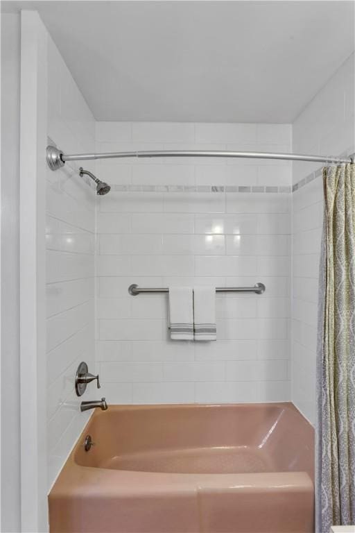 425 Ridge Rd, Hempfield Twp Wml, PA 15601 - full bath featuring shower / bathtub combination with curtain