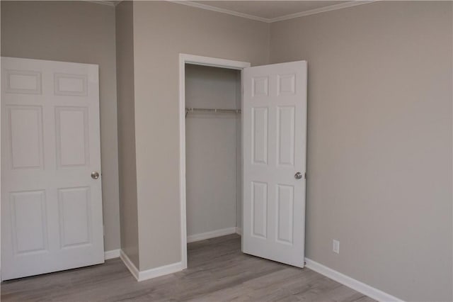 824 Emerson Ave, Farrell, PA 16121 - unfurnished bedroom featuring ornamental molding, wood finished floors, and a closet