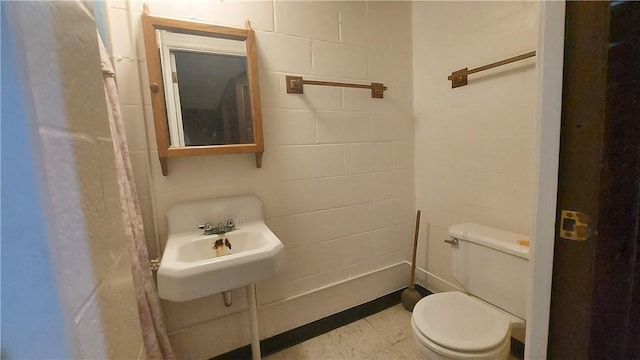 93 8th Ave, Ross Twp, PA 15229 - bathroom with toilet and tile walls