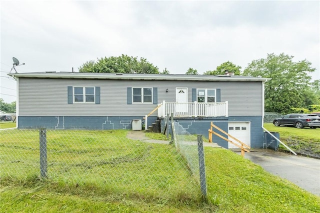 400 Moween Rd, Loyalhanna, PA 15681 - view of front of house featuring asphalt driveway and a front lawn