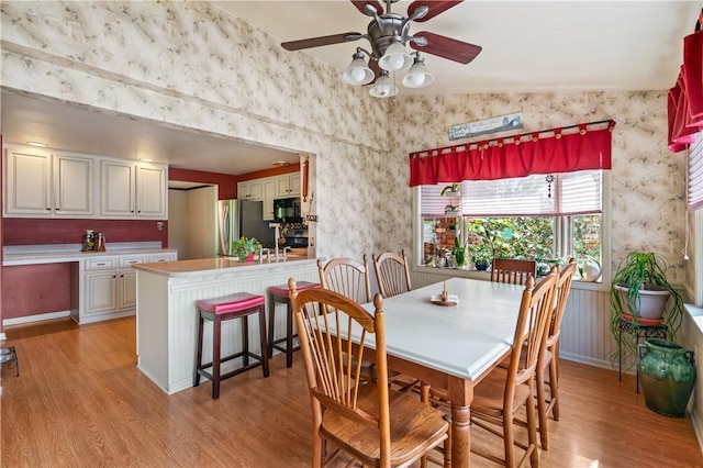 401 Middlesex Rd, Elizabeth Twp/Boro, PA 15135 - dining space featuring light wood-style flooring, wallpapered walls, ceiling fan, and vaulted ceiling