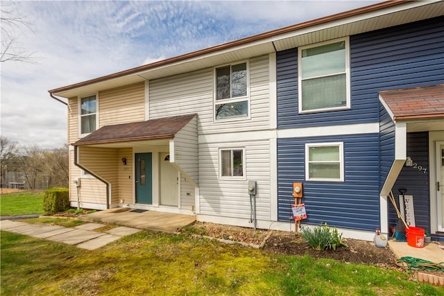 295 Holland Ct, Findlay Twp, PA 15108 - view of front of home with a front lawn