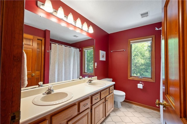10174 Woodbury Dr, Mccandless, PA 15090 - full bathroom featuring healthy amount of natural light, double vanity, and curtained shower