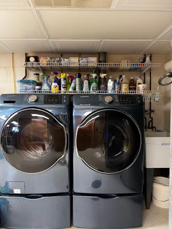 516 Chestnut Ridge Rd, Amwell, PA 15301 - laundry room featuring separate washer and dryer
