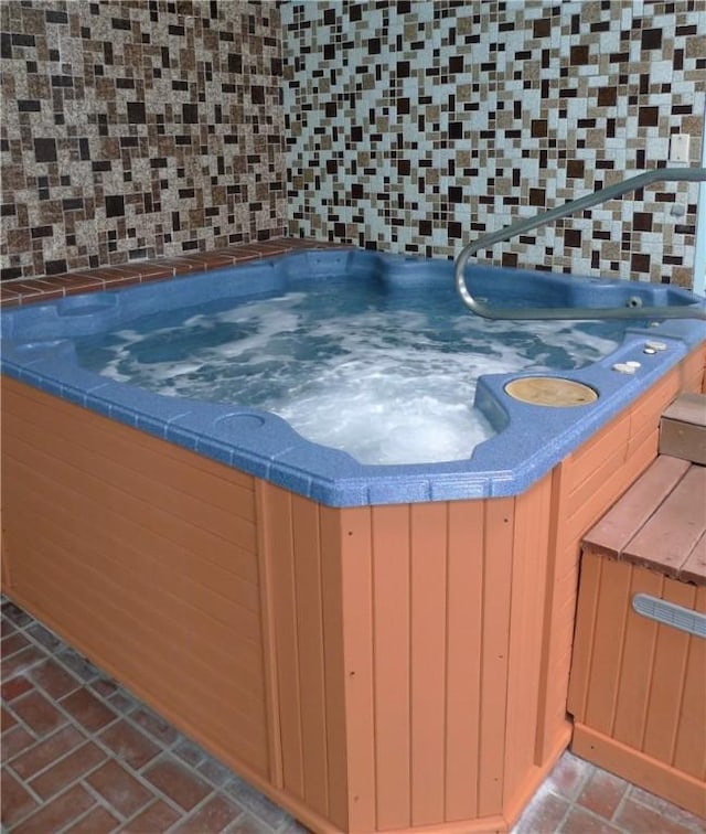 2120 Greentree Rd Unit 309E, Pittsburgh, PA 15220 - miscellaneous room featuring a jacuzzi