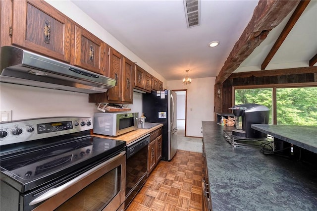 117 Stoneys Ln, Lehigh Twp, PA 16063 - kitchen featuring stainless steel appliances, under cabinet range hood, a chandelier, dark countertops, and recessed lighting