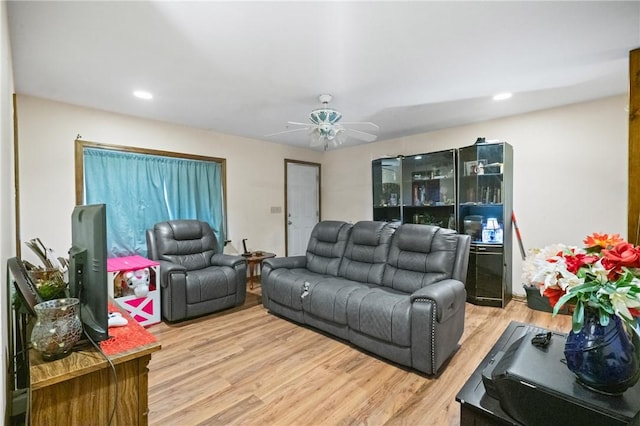 324 Linden Ave, Sharpsburg, PA 15215 - living area with wood finished floors and ceiling fan